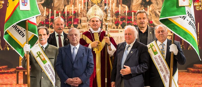 Fahnenweihe im Dom zu Brixen mit den Fahnenpaten Hochw. Bischof Dr. Ivo Muser und Herr Dr. Luis Durnwalder Landeshauptmann a. D. Fahnenweihe im Dom zu Brixen mit den Fahnenpaten Hochw. Bischof Dr. Ivo Muser und Herr Dr. Luis Durnwalder Landeshauptmann a. D.