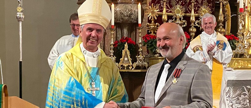 Sepp Fink, früherer Mesner-Bundesvorsitzender und Pfarrmesner in Hartberg, bekam von Salzburger Weihbischof Hansjörg Hofer den Päpstlichen Silvesterorden