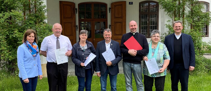 V.r.n.l.: Generalvikar Kan. Dr. Johann Sedlmaier, Maria Lamprecht, Geistlicher Assistent Prov. GR Mag. Elmar Antonius Augustin, Josef Urak, Juanita Fertala, Vorsitzender Gerhard Kropivnik und Schriftführerin Mag. Sandra Weratschnig