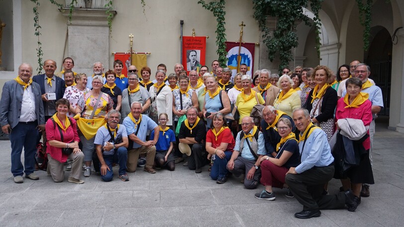 St. Pöltner Mesnerinnen und Mesner bei der ÖMG Wallfahrt in Wien  St. Pöltner Mesnerinnen und Mesner bei der ÖMG Wallfahrt in Wien
